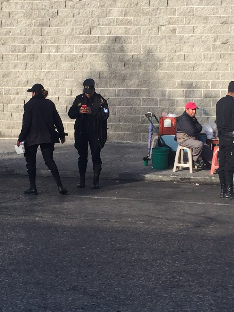 betocardonam's tweet photo. Hombres en moto disparan en predio buses la antigua, Pnc cierra 23 calle y 3ave zona 3 capital https://t.co/yGnZzUMs8N