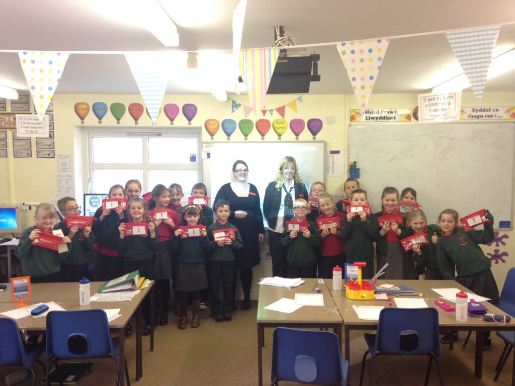 MrsRRobertsMRh's tweet photo. Ymweliad gan fanc Santander/A visit from Santander bank. Diolch am ein anrheg 😊 @MorfaRhianedd #cynilo #Santander https://t.co/OfBNa7vrys