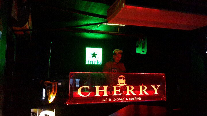 cherrybarlounge's tweet photo. Dj Jezz on the stage Rite now @cherryjakarta https://t.co/1HFYLptumw