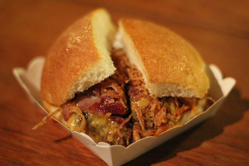 MandalaySamui's tweet photo. “What Bangkok needs is a ‘no BS’ burger right about now.” - https://t.co/kEvTAt3naW
#Quote #Thailand #Foodie #Burger https://t.co/C2xiYCu6Gb