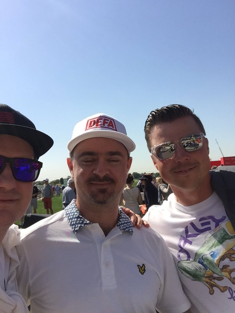 J_Makitalo's tweet photo. Hirvee lauma halus kuvan Rikin kans. Itse halusin ottaa kuviin kaverin joka osaa pelata golfia😜 @Karhanen https://t.co/pySuN54wzK