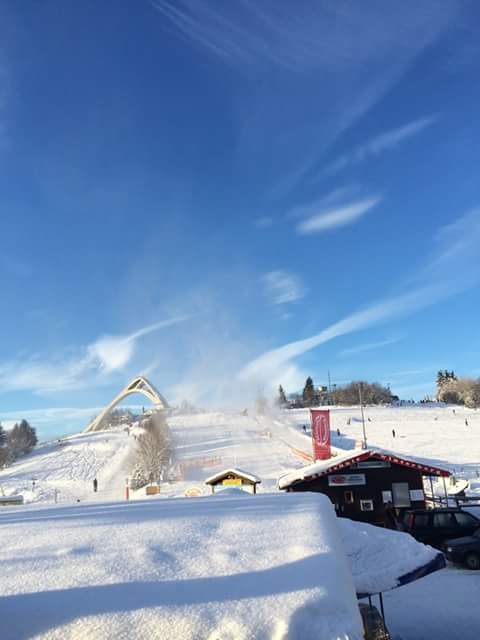 Anne_GSXr750's tweet photo. Er ligt in ieder geval genoeg sneeuw! En het lijkt ook mooi weer te worden! Skiën met @Berechja_op_Urk in Winterberg https://t.co/XhBAP0fzfo