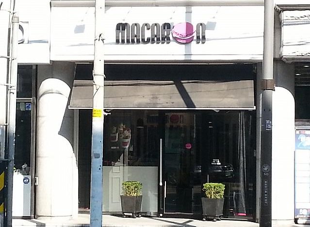 Seoul_Cafe's tweet photo. ร้าน Macaron (마카롱) ขายขนมมาการองและเค้ก ร้านฮิตที่ฮงแด ร้านอยู่เลยร้านเค้กดัง Billy Angel ไปนิดนึง #ที่ชิล https://t.co/srlLAiIYt6