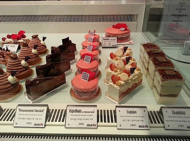 Seoul_Cafe's tweet photo. ร้าน Macaron (마카롱) ขายขนมมาการองและเค้ก ร้านฮิตที่ฮงแด ร้านอยู่เลยร้านเค้กดัง Billy Angel ไปนิดนึง #ที่ชิล https://t.co/srlLAiIYt6
