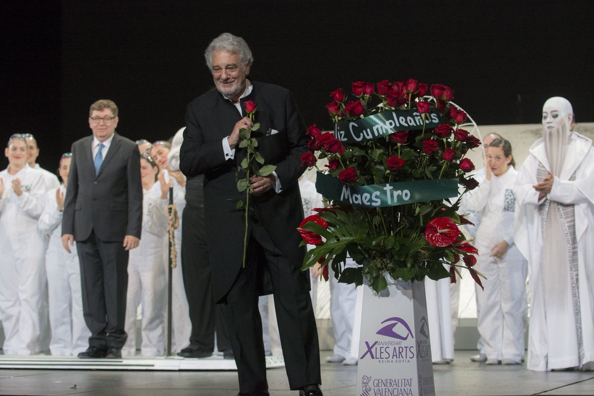 radioclasica's tweet photo. Celebramos el 75 cumpleaños de @PlacidoDomingo en #MALC @SilviaPArroyo. Así era homenajeado ayer en @PalauDeLesArts https://t.co/BYmxxROqmw