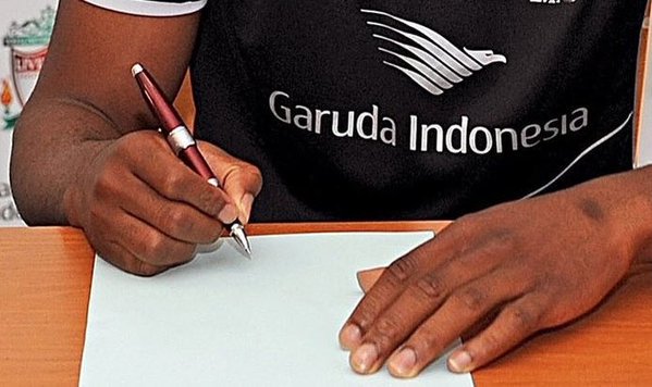 NOT_MOTD's tweet photo. Throwback to when Daniel Sturridge agreed a new contract with Liverpool by signing a blank piece of paper. https://t.co/E8Ab8AGre0