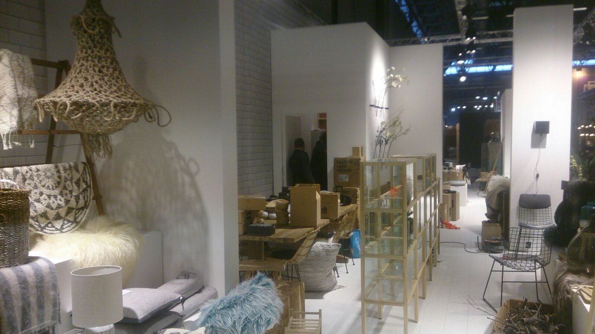 Interemmtweet's tweet photo. Status opbouwen stand @HKliving_nl op de @MaisonObjet beurs in Parijs. Morgen begint de beurs.. nog even doorwerken! https://t.co/sjttoQSttP