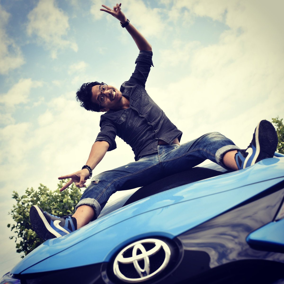 toyota_europe's tweet photo. Happy international #HuggingDay everybody! Hug it out! https://t.co/pvEKU33dTR