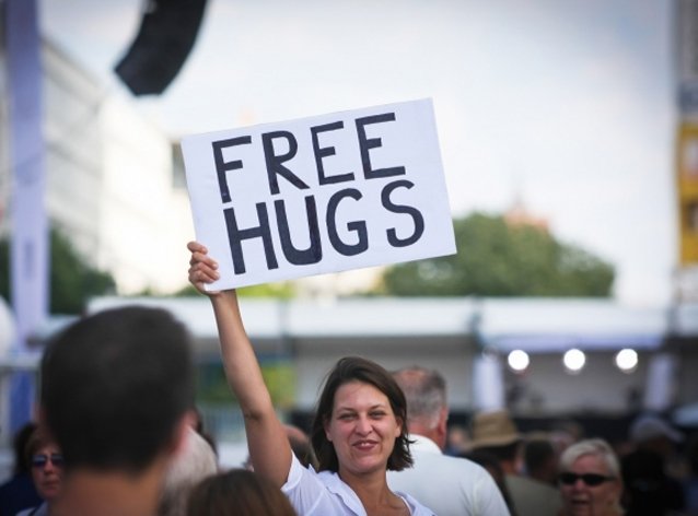 franceinter's tweet photo. [ #HugDay ] Il existe même des ateliers câlins ► la câlinothérapie https://t.co/qXBXmdqQkT https://t.co/MdjxGvQLUn