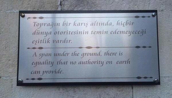 Toprağın bir karış altında, hiçbir dünya otoritesinin temin edemeyeceği eşitlik vardır.

Eyüp Sultan Kabristanından