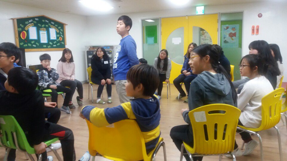 hansolwf's tweet photo. #한솔지역아동센터# 실습선생님들과 센터 거실에서 놀이활동을 진행했습니다. '몸으로 말해요', '과일사세요~' 등 아이들 보다도 더 신이나서 열심히 참여하는 실습선생님들!!  너무 고맙고 행복한 시간이었습니다. https://t.co/SWStWo60Vh