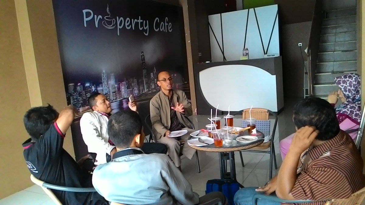 herrisetiawan's tweet photo. Ngobrol asyik di @PropertyCafeID @de_CoMa Margonda Depok, Tempat kumpulnya produk &amp; layanan properti https://t.co/nRVSztNME7