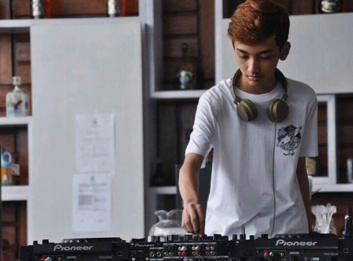 <a href="/TRANS7/">TRANS7</a> <a href="/whatsonANTV/">ANTV</a> @Pesbukers_antv1 @karaokestarTTV <a href="/TRANSTV_CORP/">TRANS TV</a> undang DJ <a href="/ariirham2/">Ari irham</a> dong. Cc: @AinunQurotinn_