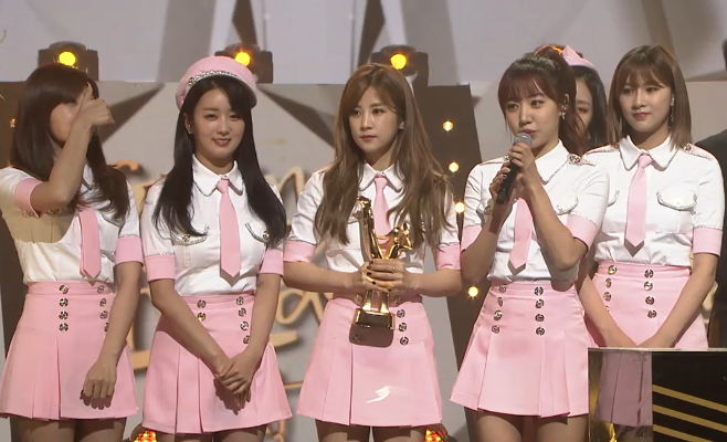Apinktown's tweet photo. RT @goldendisc: [#30thGolden] 음반 본상 - #에이핑크 축하합니다.
#Apink #박초롱 #윤보미 #정은지 #손나은 #김남주 #오하영 #30thGoldenDisc #골든디스크어워즈 https://t.co/T1RitFl61P