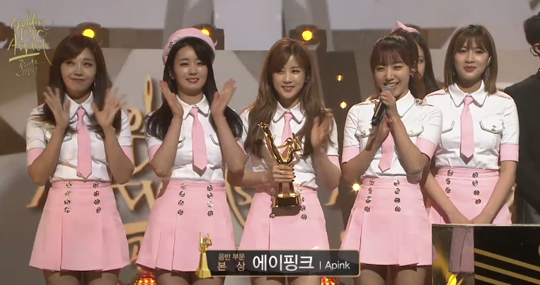 Apinktown's tweet photo. RT @goldendisc: [#30thGolden] 음반 본상 - #에이핑크 축하합니다.
#Apink #박초롱 #윤보미 #정은지 #손나은 #김남주 #오하영 #30thGoldenDisc #골든디스크어워즈 https://t.co/T1RitFl61P