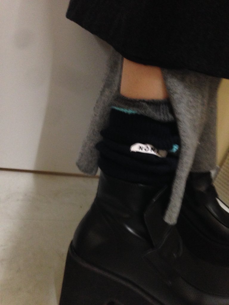 GUPPYheres2lyfe's tweet photo. ロングコートを羽織ったロングワンピのスリットからルーズソックスがチラッと見えてる、このバランス鬼かわいくね？👽（自己満）
ちなみにこの #nomatextiledesign のソックスはニーハイにもなります🎀配色がまじでツボ💙🌿🆒 https://t.co/vJZQlBpLbI