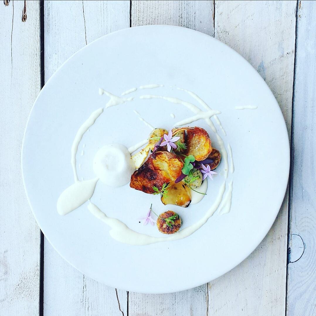 ChefJacoSA's tweet photo. Herb gnocchi, buttermilk parsnip puré, roasted potato skin, burned thyme and bay leaf espuma. #capetown  #foodporn https://t.co/yeanuczWsM