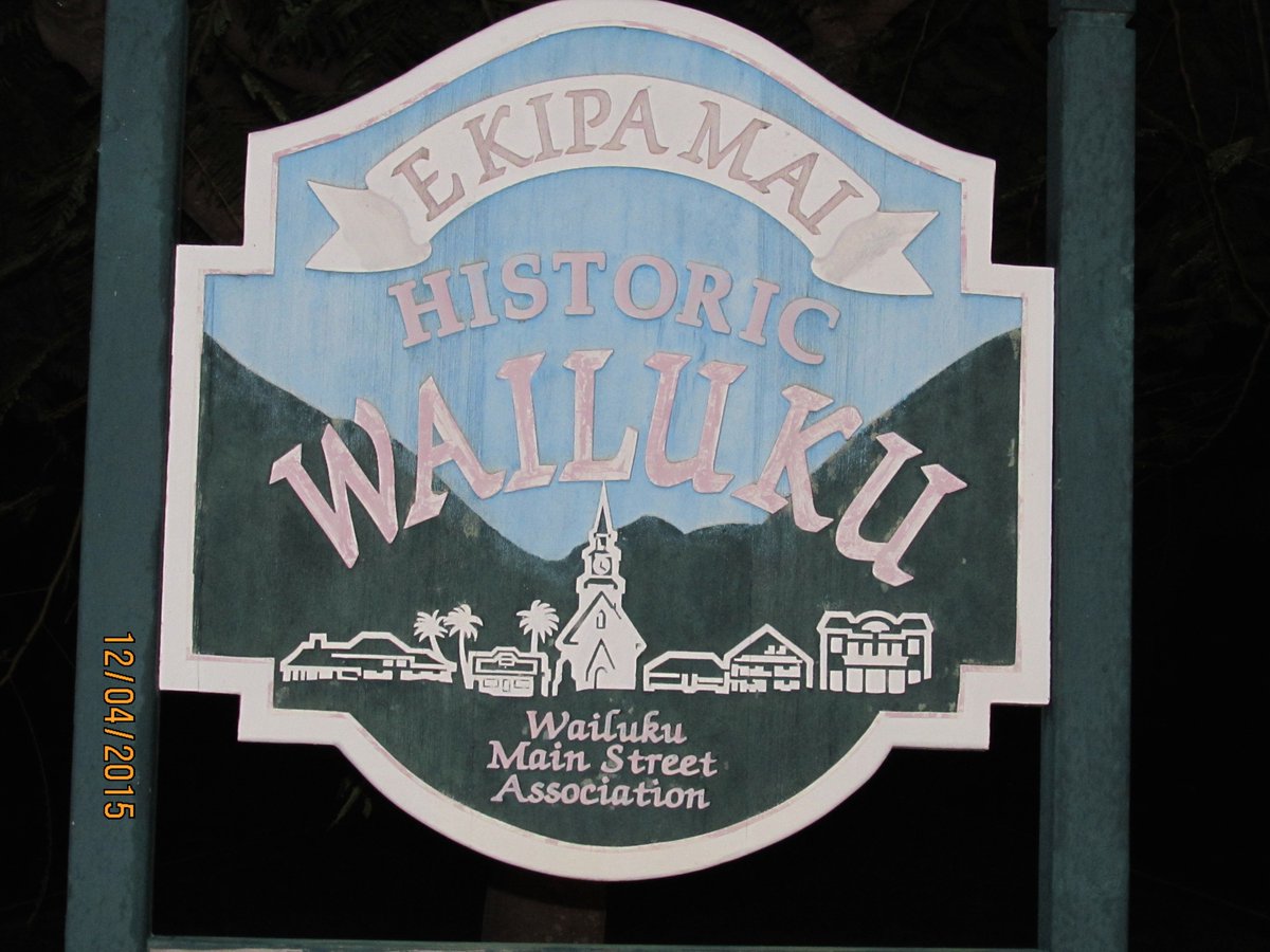 NeonKumu's tweet photo. Wailuku Town. https://t.co/6yn57r5XtW