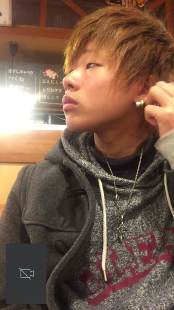ryuyaayano's tweet photo. 久々ビデオ通話で顔見た😂
りゅーややっぱイケメンだわ。
とかゆっとく。 https://t.co/1IHcUNd8lI