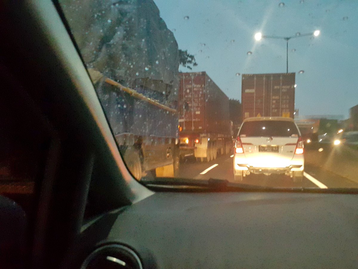 sweet_arie's tweet photo. @e100ss truk nya di lajur kanan..bikin tol dupak arah waru semakin macet https://t.co/9x18ew2PwT