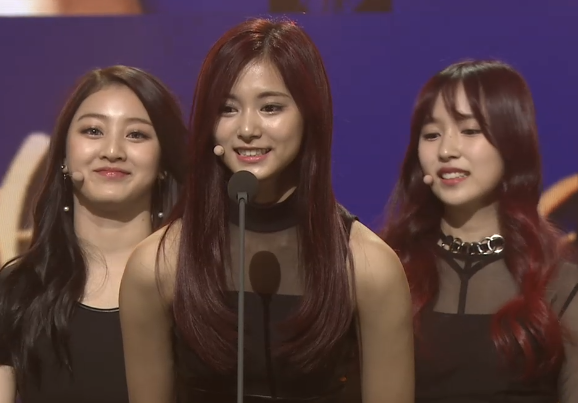 yoong__Iim's tweet photo. [#30thGolden] 음반부문 jtbc2신인상 - #트와이스 축하합니다.
#TWICE  #30thGoldenDisc #골든디스크어워즈 #골든디스크  #KPOP #GoldenDiscAwards https://t.co/OpJbKR3Cd8