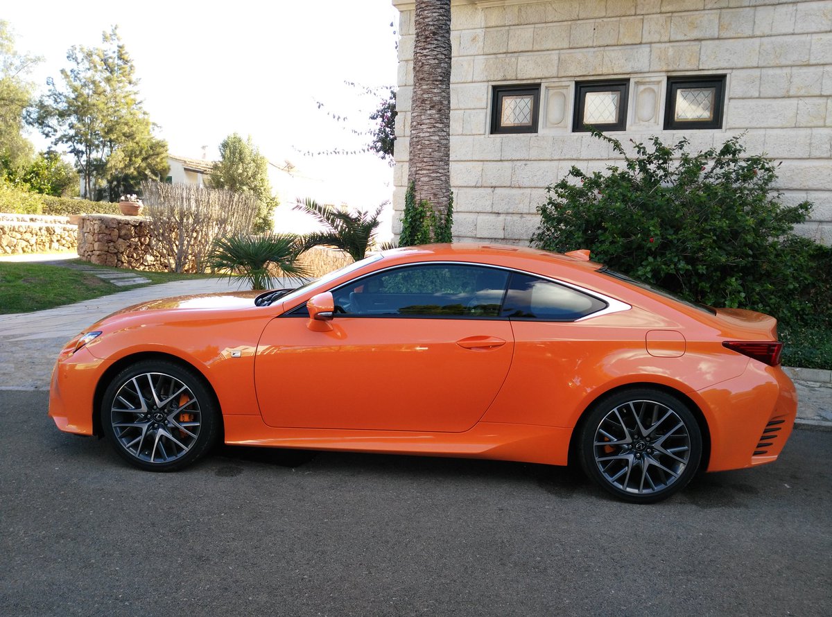 CarlosGAlcaniz's tweet photo. Aquí está la flota de @LexusSpain #RC300h para probar. Yo, me quedo con el F Sport naranja. ¿Y tú? #LexusRCPalma https://t.co/M55wFNJD54