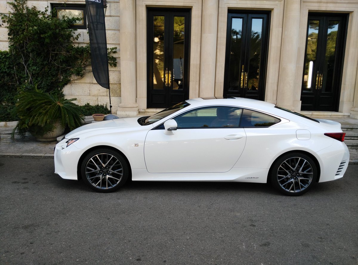 CarlosGAlcaniz's tweet photo. Aquí está la flota de @LexusSpain #RC300h para probar. Yo, me quedo con el F Sport naranja. ¿Y tú? #LexusRCPalma https://t.co/M55wFNJD54