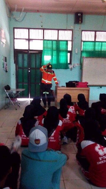 PMR_SMKN2Sipat's tweet photo. Penyampaian Materi oleh Bpk Rahmatullah dri Rescuer Jhonlin Group @rikesas_315 @palangmerah @PMR_Indonesia https://t.co/kxPPuAU49l