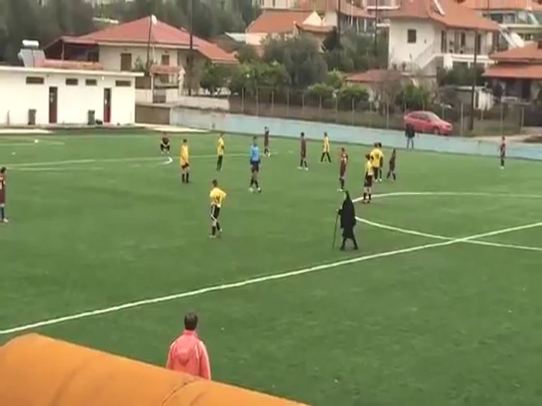 VİDEO! EVİNE GİTMEK İSTEYEN YAŞLI TEYZE SAHAYA DALDI! | Magazin Durağı magazinduragi.com/evine-gitmek-i…