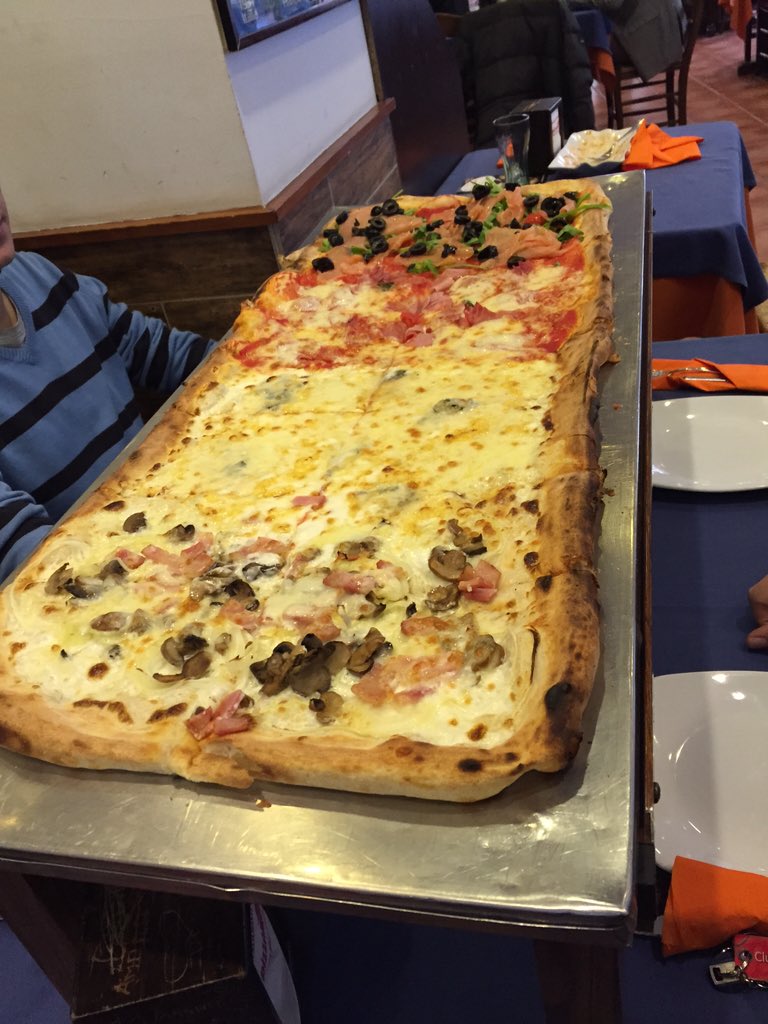 pizzametrogr's tweet photo. YA! Quieres ganar 1 METRO DE PIZZA GRATIS? participa! Síguenos y RT este twit . Cierre de sorteo a las 22:00 Suerte🍀 https://t.co/9tM9F6z4j1