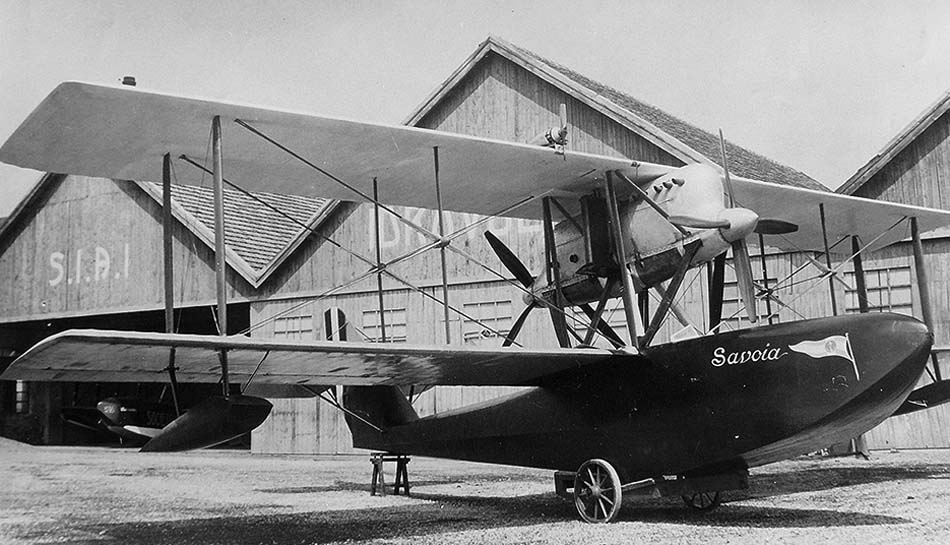 イタリア軍用機bot サヴォイア S 22 シュナイダー杯1921年大会のために開発された飛行艇 エンジン2基を前後に置いた双発機で レース機としては大型の機体だった レースに出走予定だったが 大会直前に事故により水没し出場は叶わなかった T