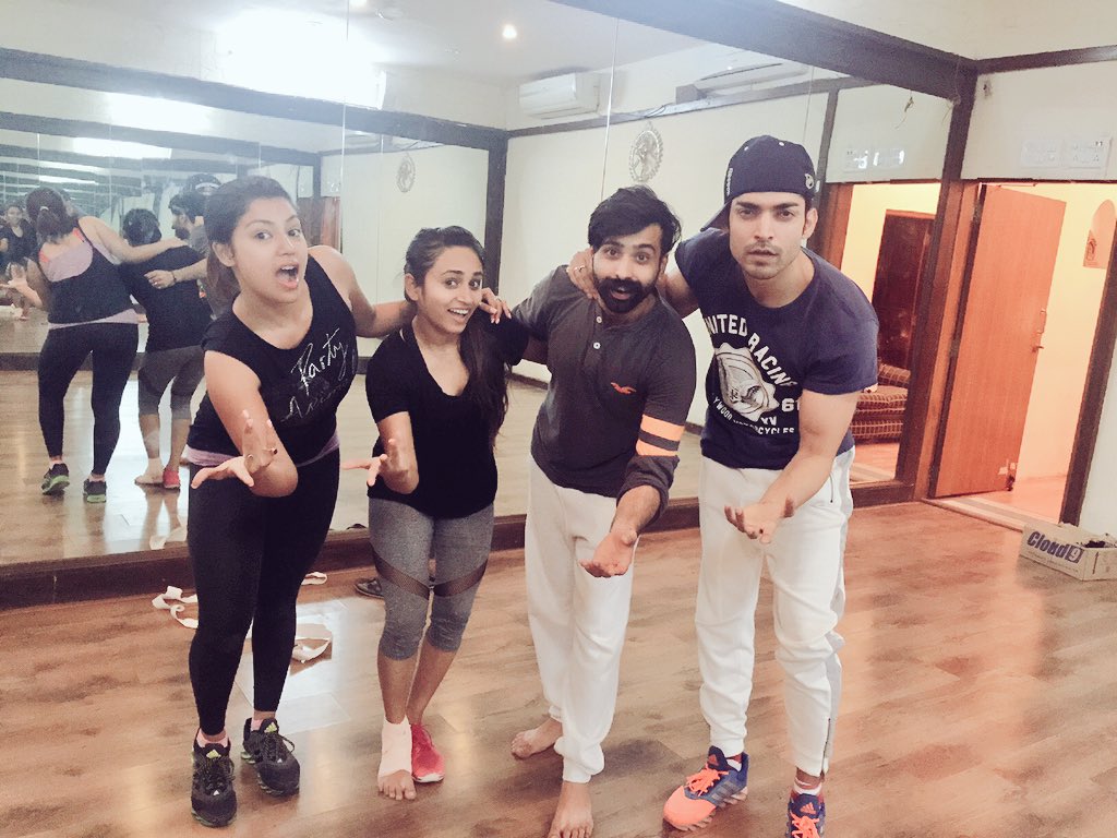 Dance that makes me happy. 💃💃<a href="/ZeeTV/">ZeeTV</a>