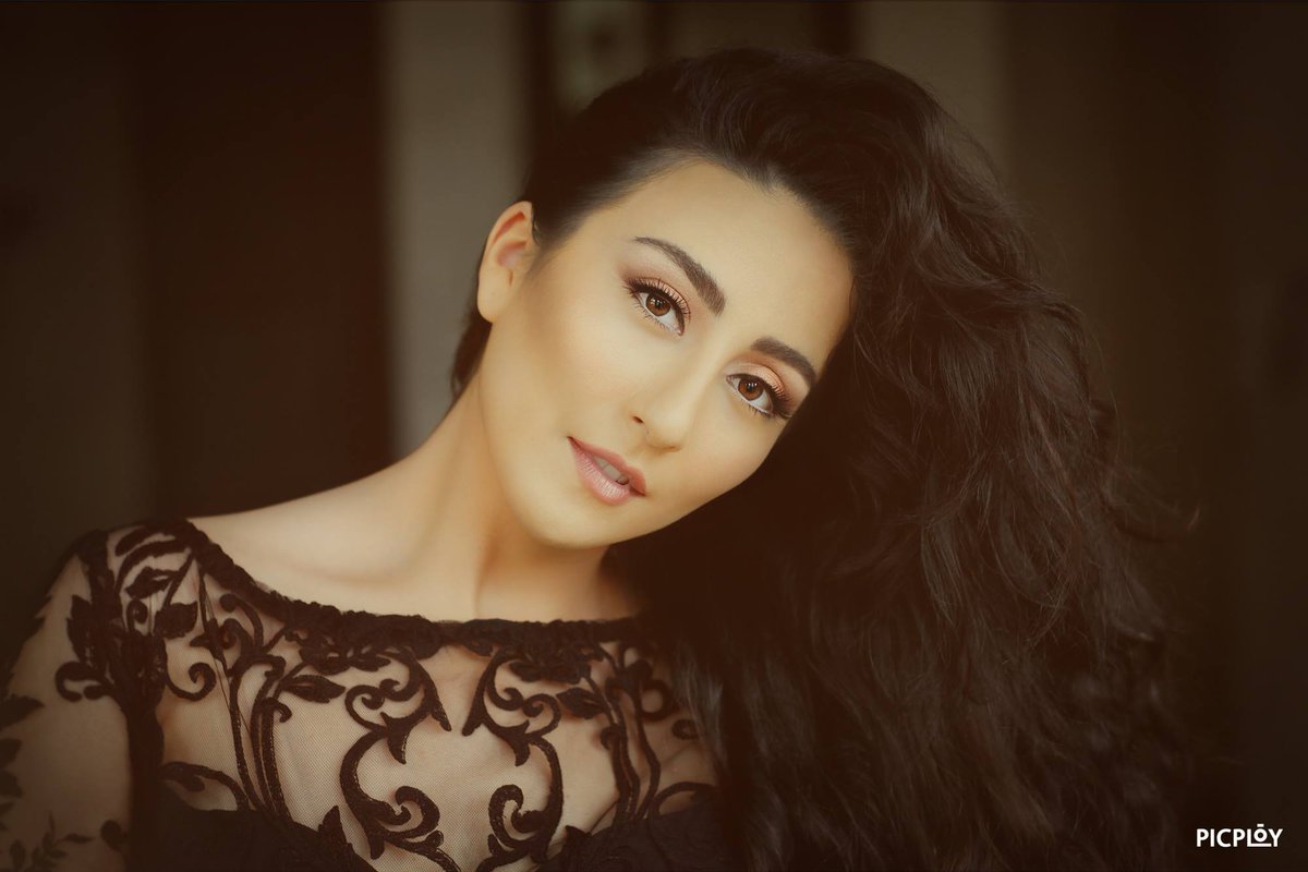 PicPloy's tweet photo. Keep it Classy.

#Makeup: @TaniosHokayem
Model: Aline Chami 
#Photography: @PicPloy https://t.co/mDnHBKgkmE