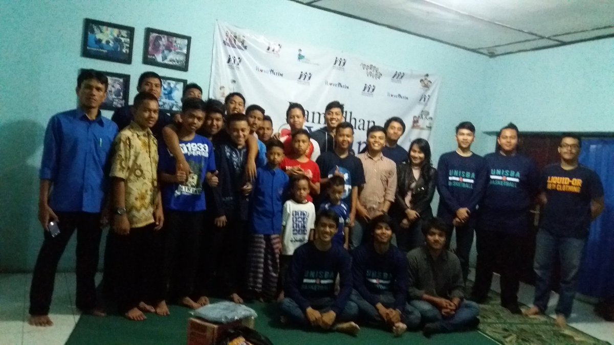 basketunisba's tweet photo. #latepost team basket unisba putra mengadakan bakti sosial. https://t.co/fTJBcMOJ42