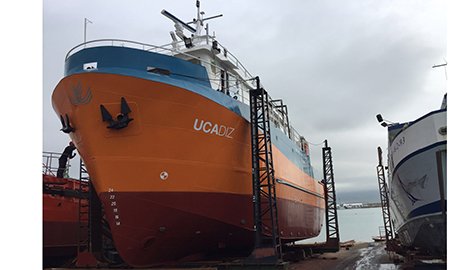 univcadiz's tweet photo. Finalizan trabajos en varadero del UCADIZ, primer buque oceanografico andaluz https://t.co/pfeZlNKt86