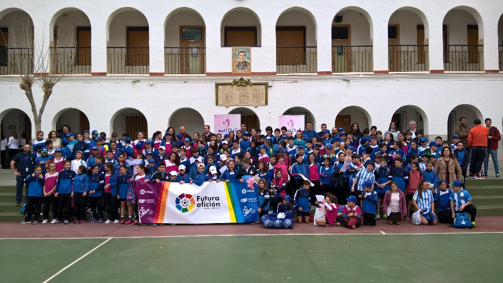 MalagaCF's tweet photo. FUNDACIÓN| Foto familiar en el Colegio Hermanos Maristas de la campaña de @LaLiga Futura afición #MCFLive https://t.co/eb4SSX1BWj