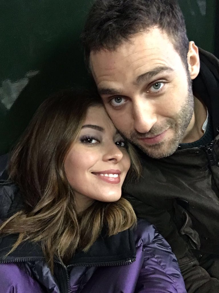 aciaskdizi's tweet photo. SelinliSeçkinli AcıAşkPazar 'ı TT yapan herkes için size özel ve AZ ÖNCE çekilmiş özel selfie'ler! https://t.co/FldgqwxBIH