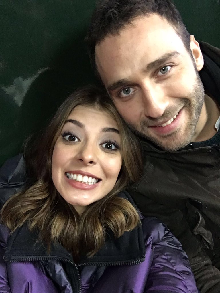 aciaskdizi's tweet photo. SelinliSeçkinli AcıAşkPazar 'ı TT yapan herkes için size özel ve AZ ÖNCE çekilmiş özel selfie'ler! https://t.co/FldgqwxBIH