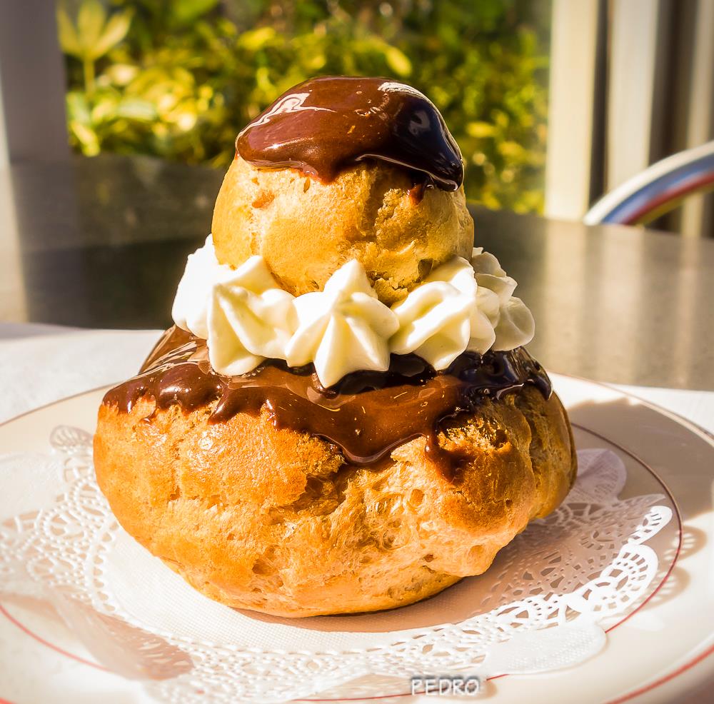 CookAndConseils's tweet photo. Une bonne religieuse en dessert aujourd'hui, ça vous tente ?! #religieuse #dessert #gourmandise #bonappétit https://t.co/iKoYE464rF