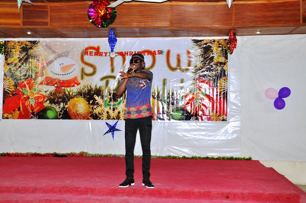 CherryfieldAbj's tweet photo. @2faceofficial_  live in @CherryfieldAbj #SnowBall2015. To see more pictures click here https://t.co/UE7BWyTrjm https://t.co/To6Dh8ydCX