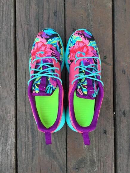HighOffNike's tweet photo. Sick Custom Floral Roshes🙌🏼 https://t.co/7cZOLckg8X