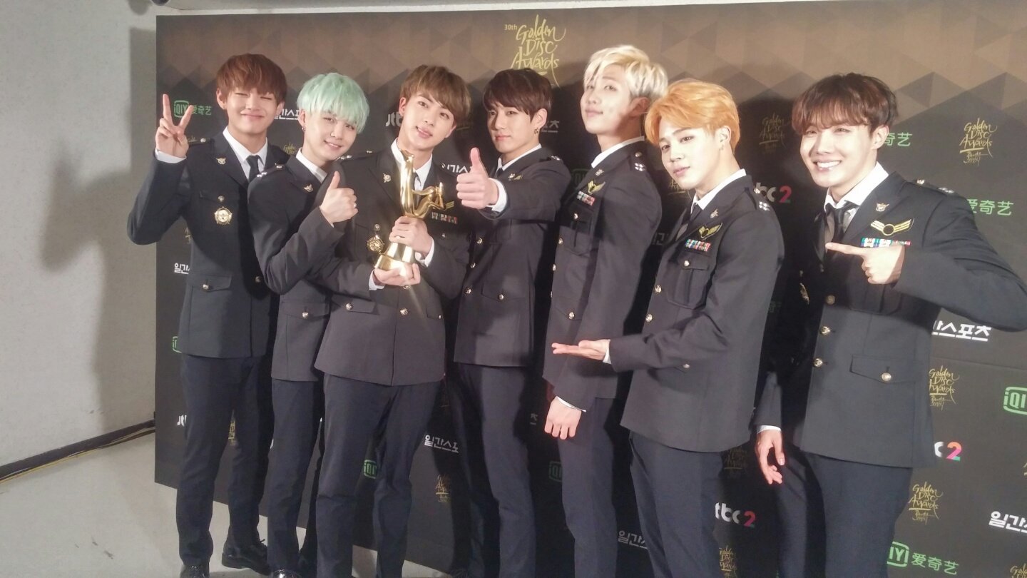 Провода бтс. Группа БТС полиция. БТС В военной форме. Golden Disk Awards 2014 BTS. БТС пилоты.