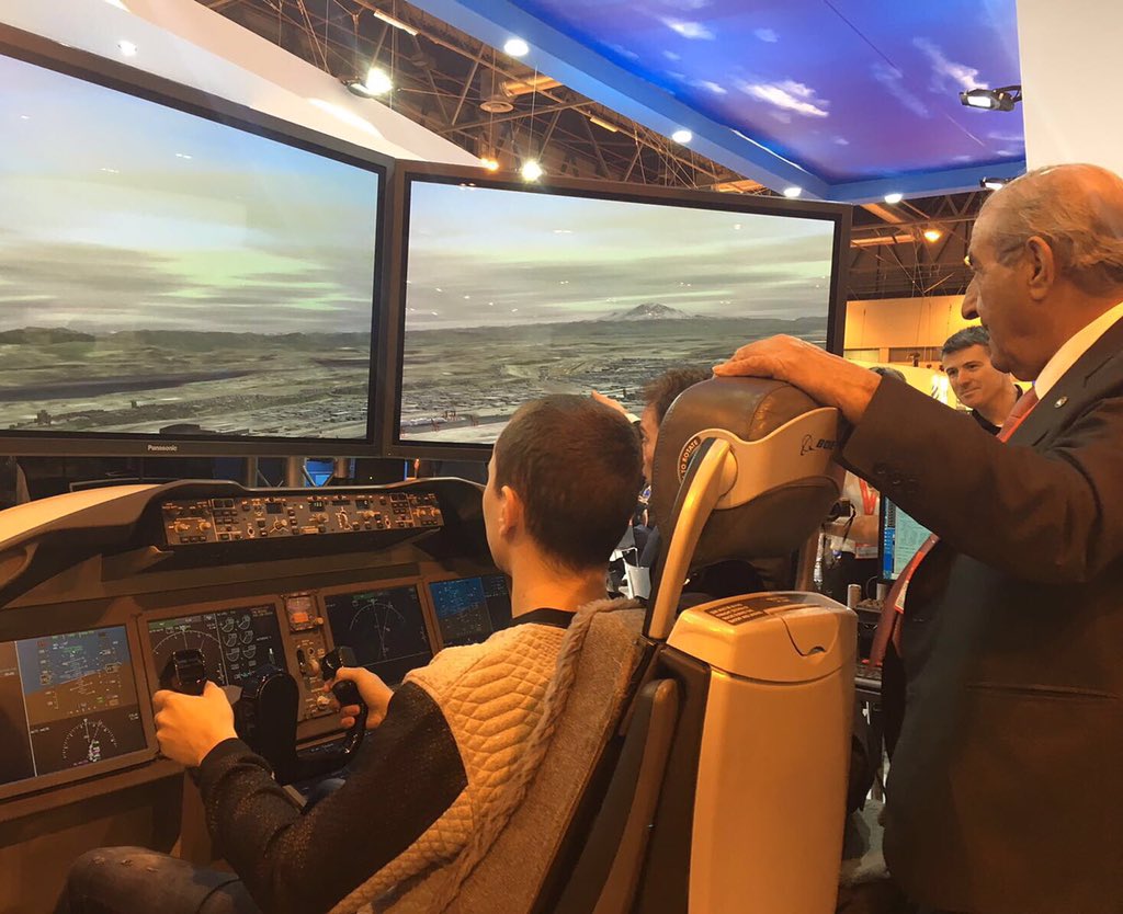 lorenzo99's tweet photo. Probando el increíble simulador de vuelo de @AirEuropa! / Incredible airplane simulator of @AirEuropa! #Fitur2016 https://t.co/aTTxt4Enhu