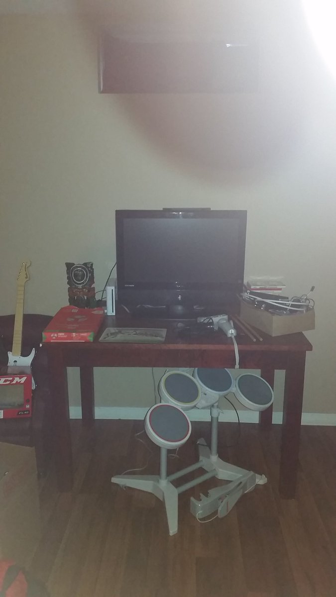 Savanah217's tweet photo. @Live885fm Our tv is pretty sad...can you help? #sadtv #tvmakeover https://t.co/g6mjncDqNU