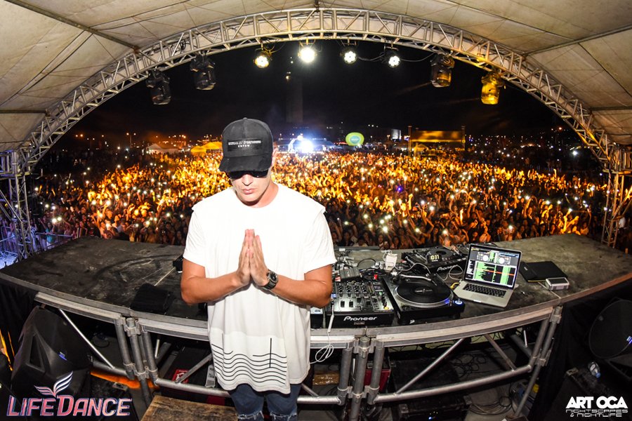 art_oca's tweet photo. @djsnake and the crowd at @LifeDanceCebu last Friday. #DJSnake #DJ #Lifedance2016 #Lifedance #Sinulog #Sinulog2016 https://t.co/Nl0o2XxYt5
