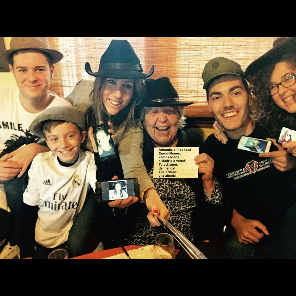 tania_protocolo's tweet photo. En el 83 cumpleaños de la abuela!! #SelfieConTuAbuela #euromillones #Madrid https://t.co/XSZKiWjG63