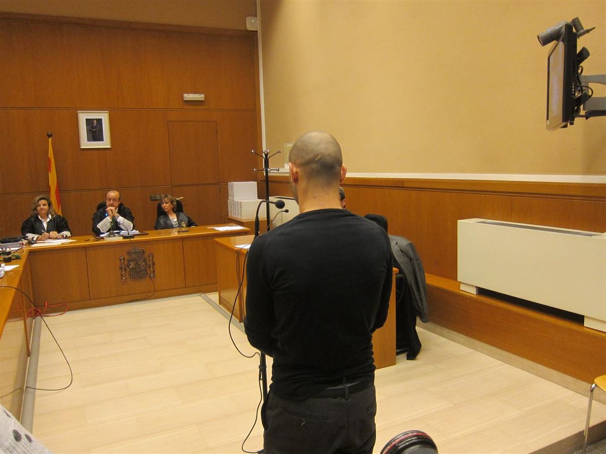 europapress's tweet photo. El futbolista del Barça Javier Mascherano acepta un año de cárcel por fraude fiscal https://t.co/rIoAEktzb3 https://t.co/qXwuciX6Sr