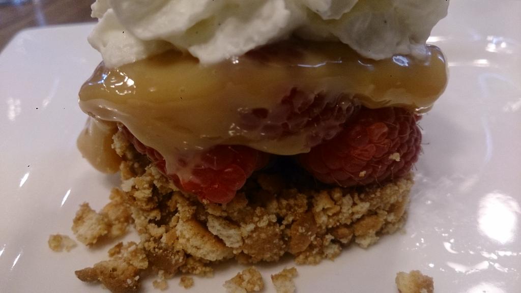 FloGatovore's tweet photo. Délicieuse tarte framboise caramel chantilly @LaCadole ce midi, j'en aurais bien repris 😉 https://t.co/t78qq8Stlp