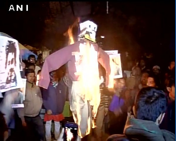 timesofindia's tweet photo. Dalit student suicide case: JNU students protest against HRD minister Smriti Irani (Visuals: ANI) https://t.co/Up4fzN28V6
