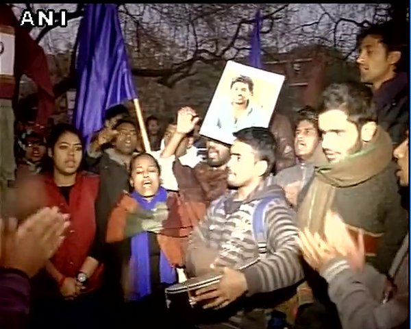 timesofindia's tweet photo. Dalit student suicide case: JNU students protest against HRD minister Smriti Irani (Visuals: ANI) https://t.co/Up4fzN28V6